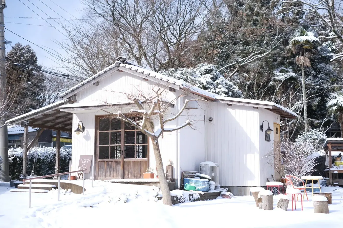雪に覆われた冬の粋邑の外観